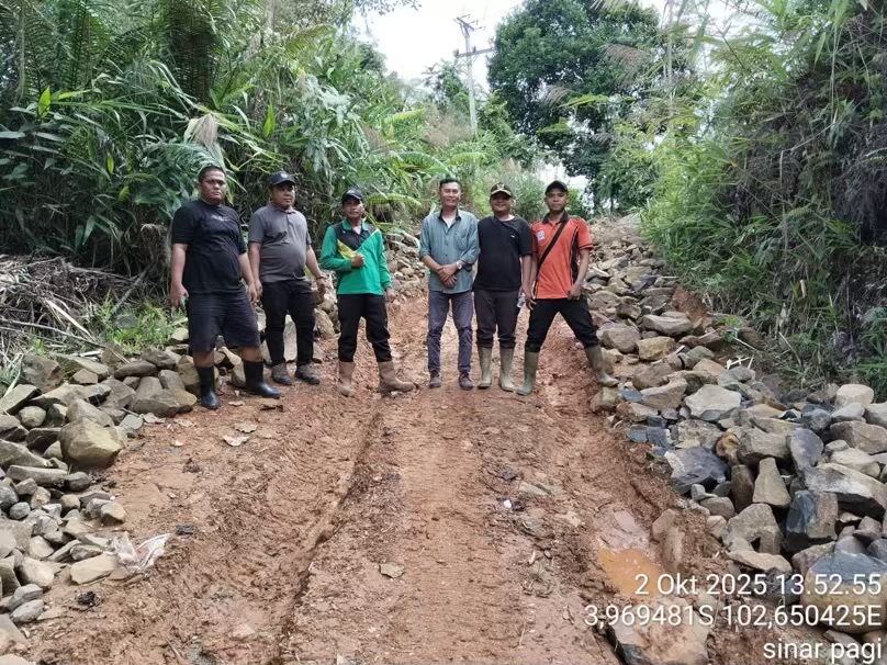 Tim Kecamatan Seluma Utara Tinjau Pembangunan Jalan Rabat Beton di Desa Sinar Pagi